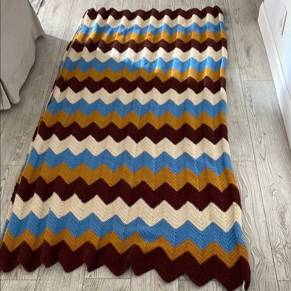 Chevron Pattern Knit Blanket - Picture 6 of 8